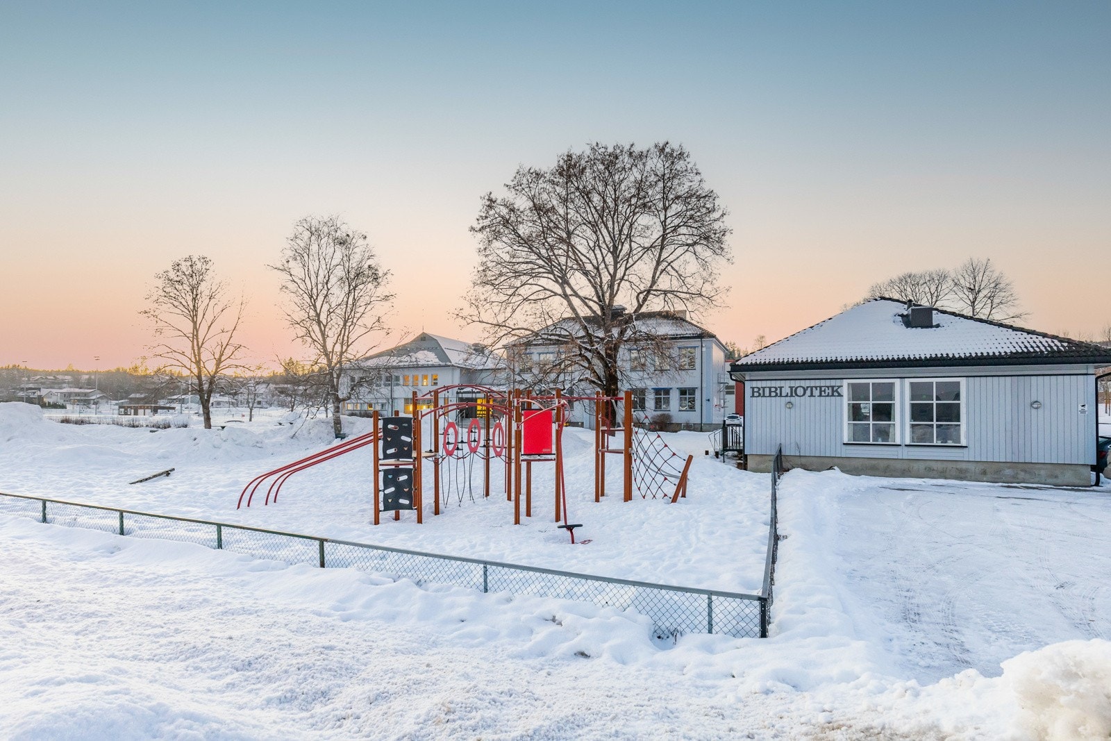 Den nærmeste barneskolen er Darbu, som har litt over 100 elever. Galleribilde