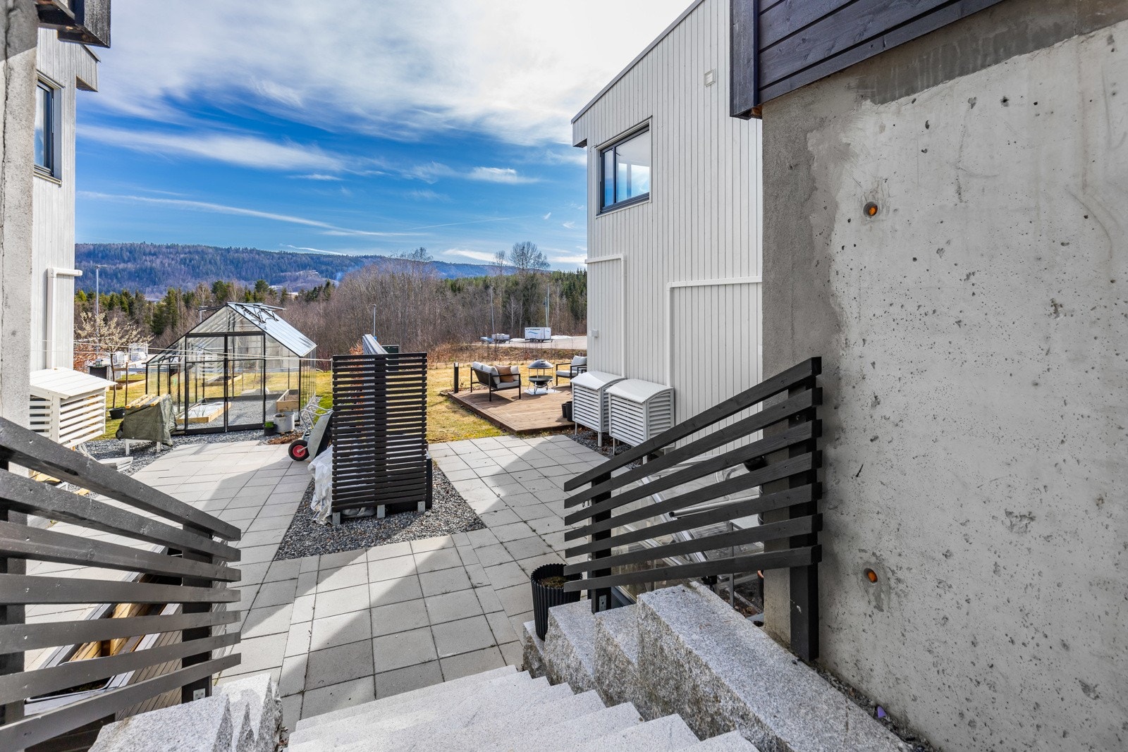 Trapp ned til hage og terrasse. Galleribilde