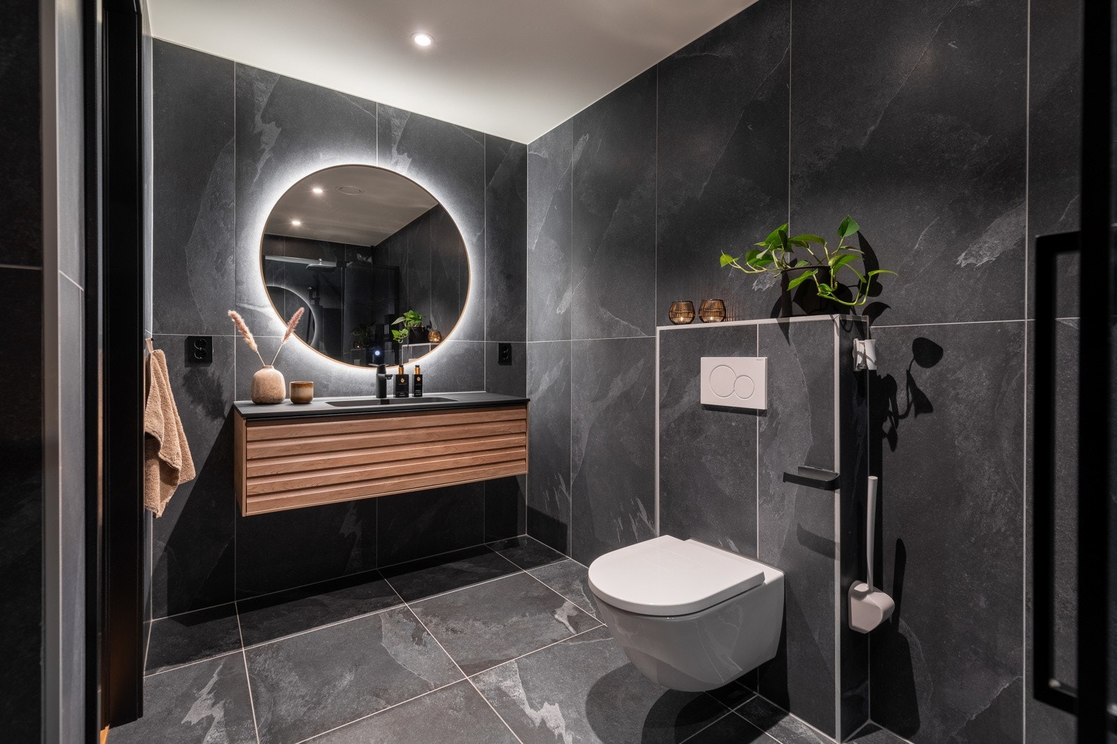 Downlights er montert i taket, og badet har varmekabler og vegghengt toalett. Galleribilde