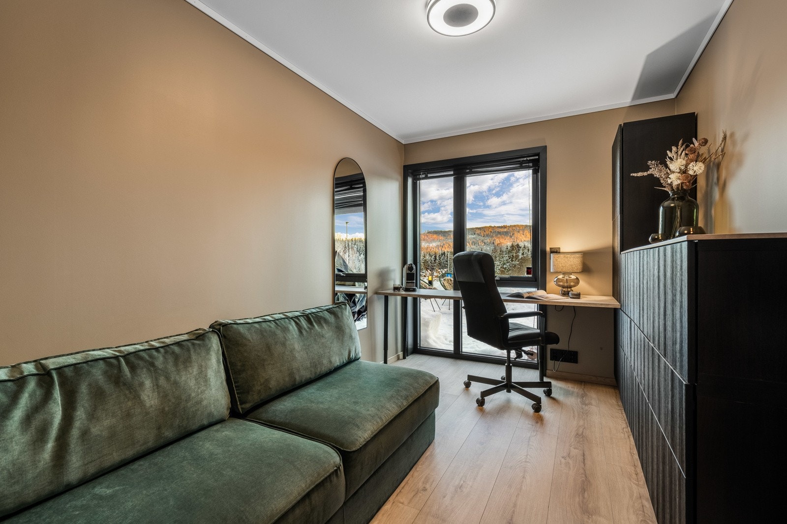 Soverom to har god plass til en sofa/seng og skrivepult. Galleribilde