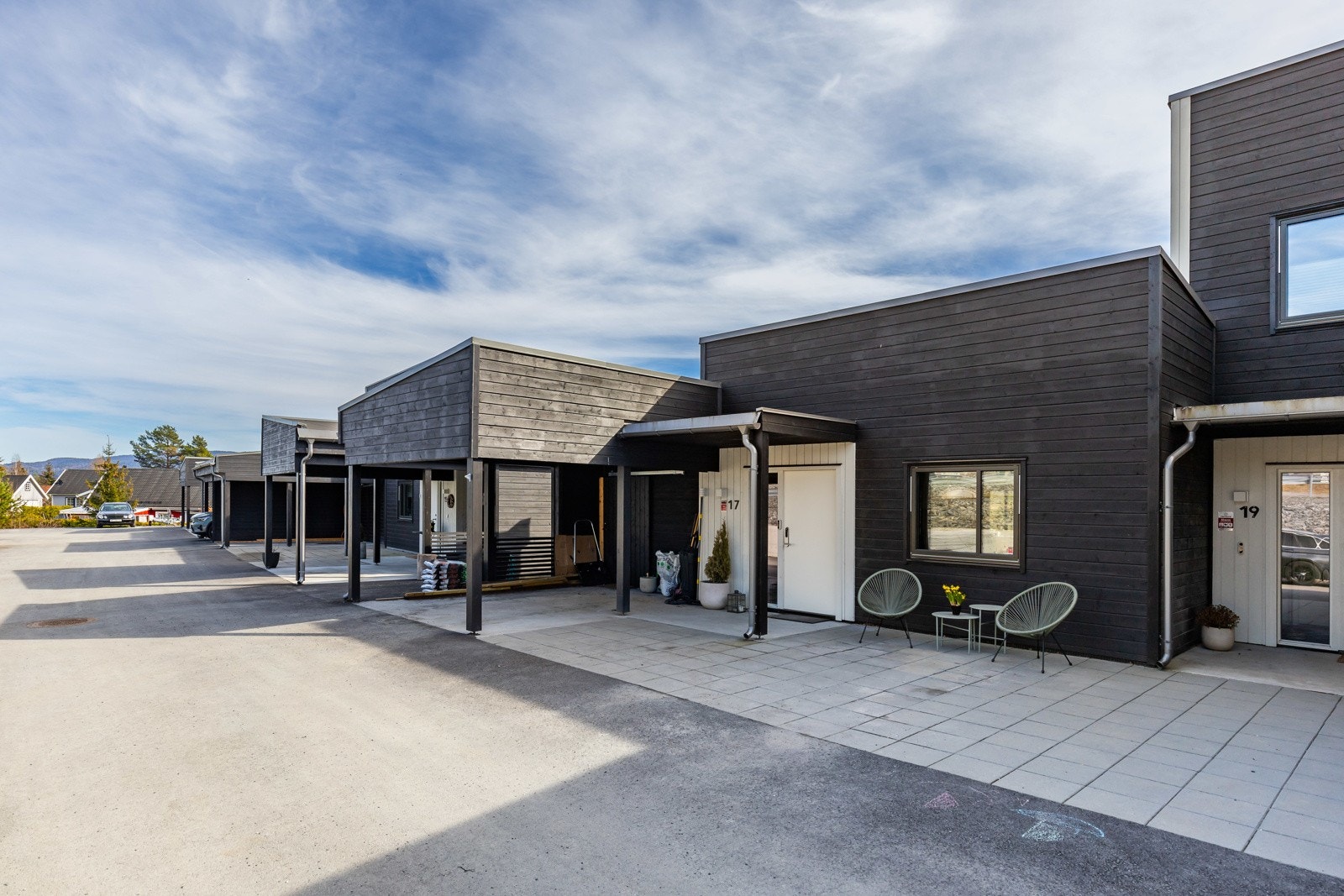 Velkommen inn i en lekker leilighet over to plan, der ingenting er overlatt til tilfeldighetene. Inngangen er overbygd, utstyrt med belysning, Yale Doorman og videoringeklokke fra Arlo. Galleribilde