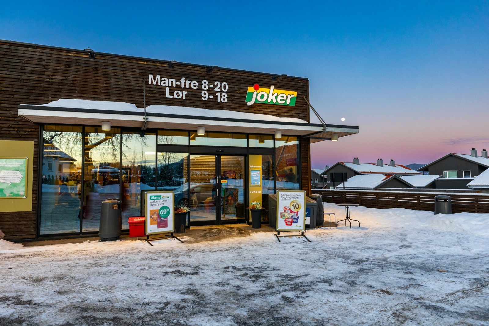 Dagligvarehandel kan gjøres på Joker Darbu. For ytterligere servicetilbud er det kort vei til både Hokksund og Kongsberg. Galleribilde