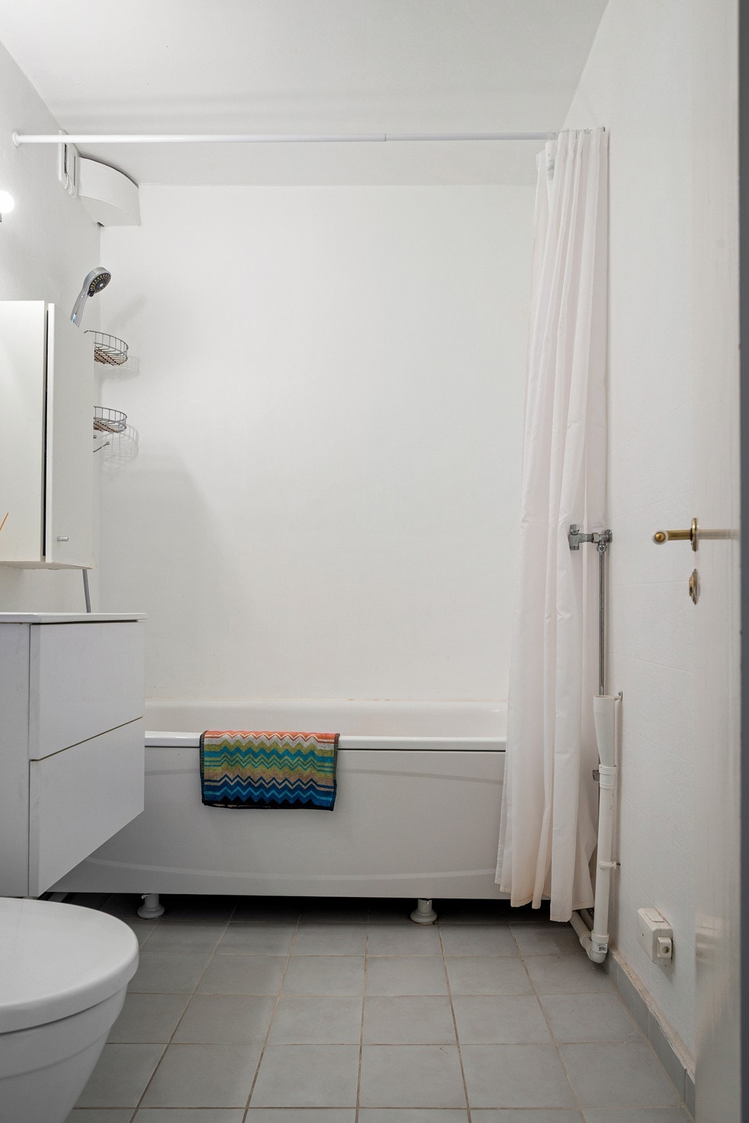 Lyst bad med badekar og opplegg for vaksemaskin Galleribilde