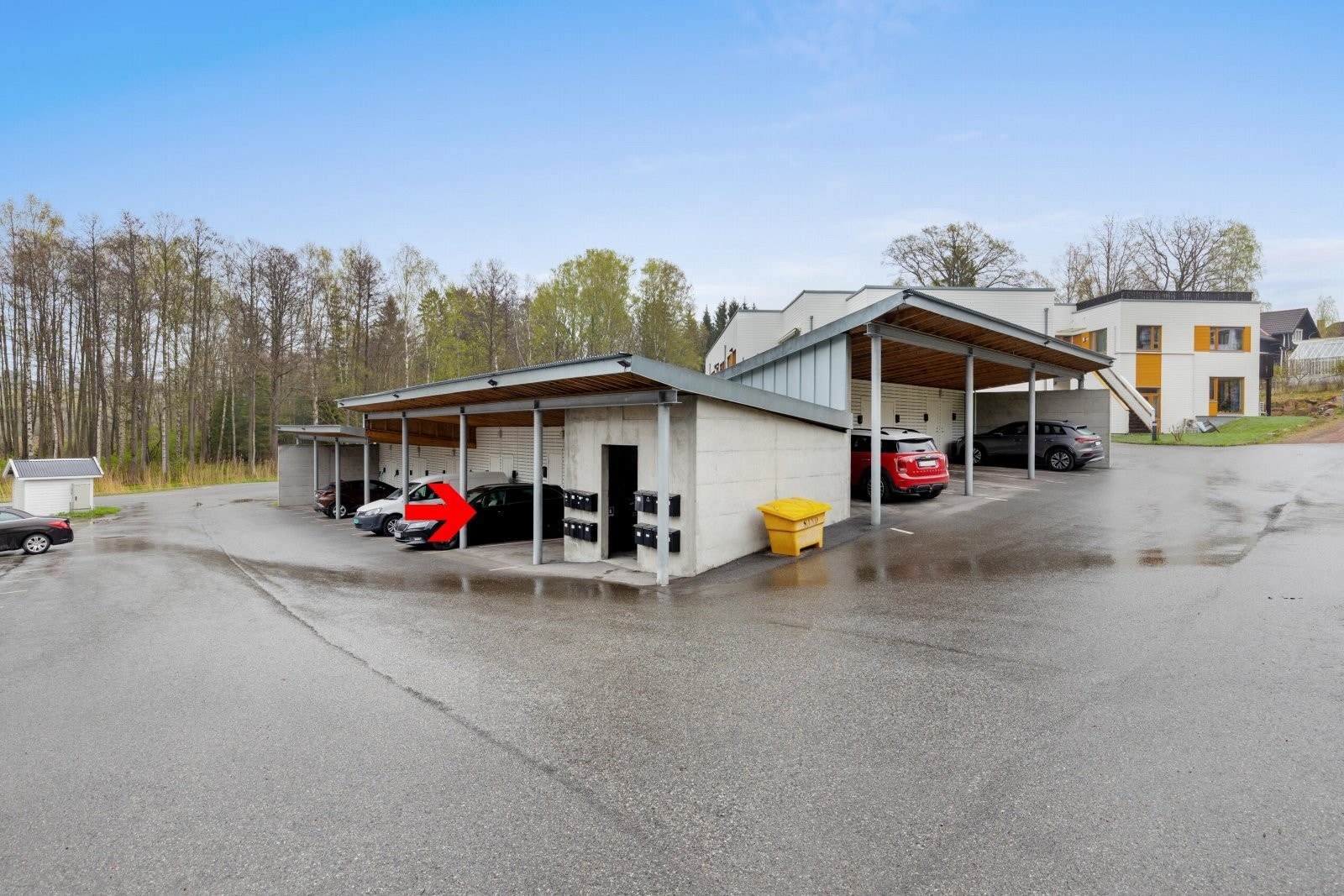 Carport for 1 bil av god størrelse beliggende ytterst til høyre i første rekke samt bod på 5 kvm i bakkant. Galleribilde