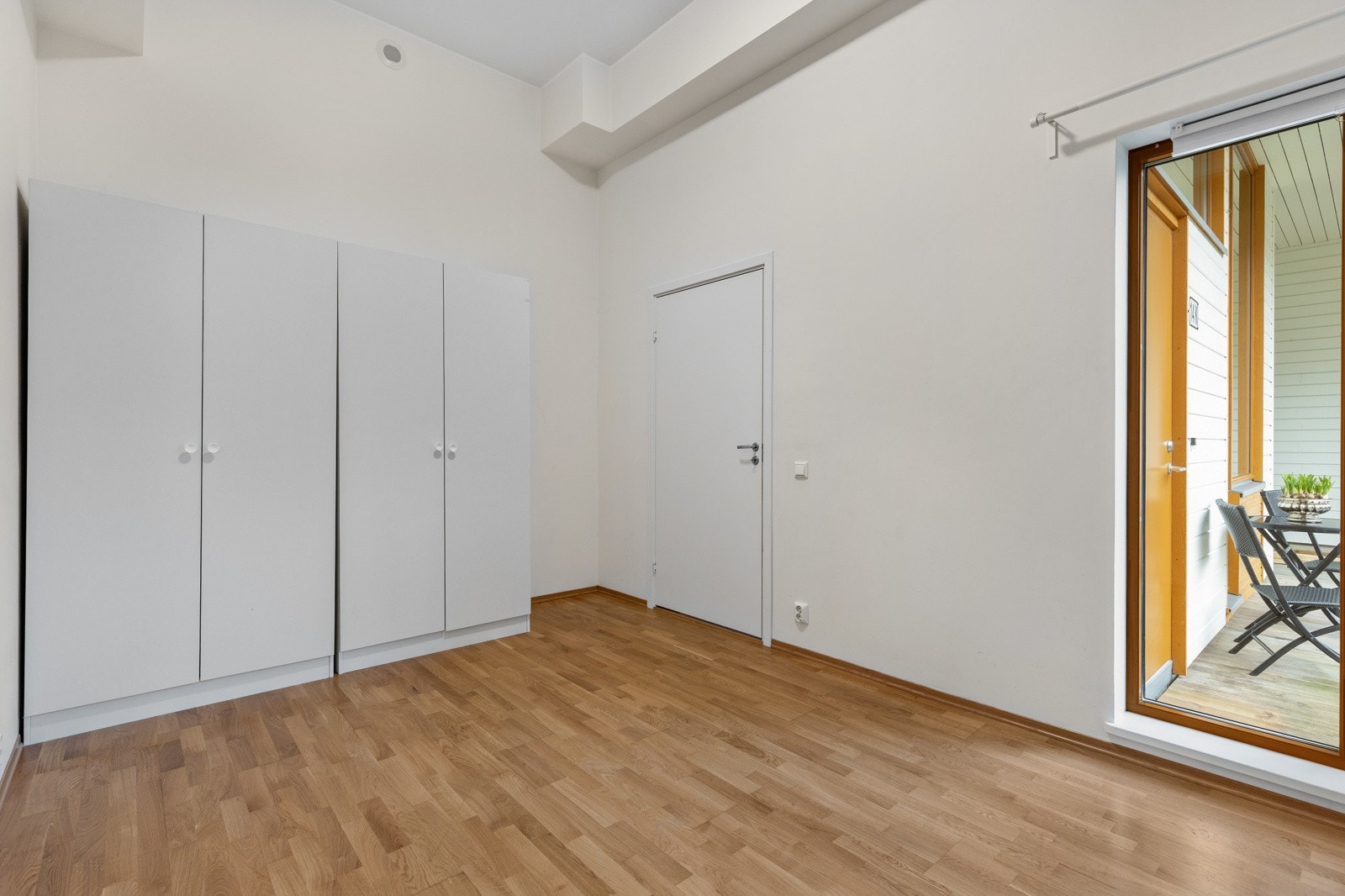 Soverom 1 med adkomst fra entré med hele 3.56 meter takhøyde. Galleribilde
