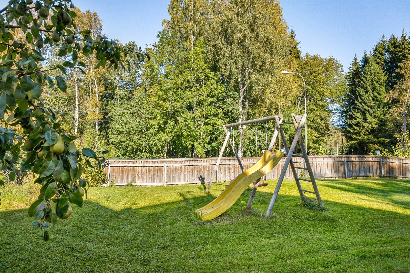 Fellesareal med lekeplass og hage. Galleribilde