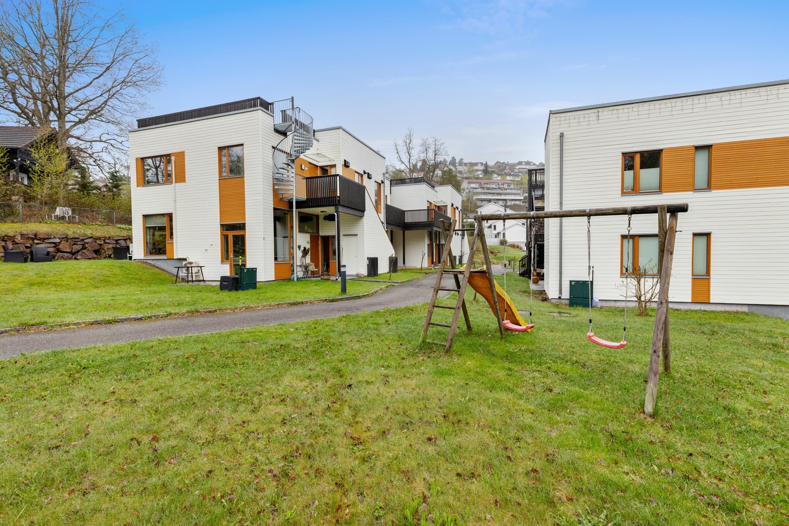 Lekeplass og hage. Galleribilde