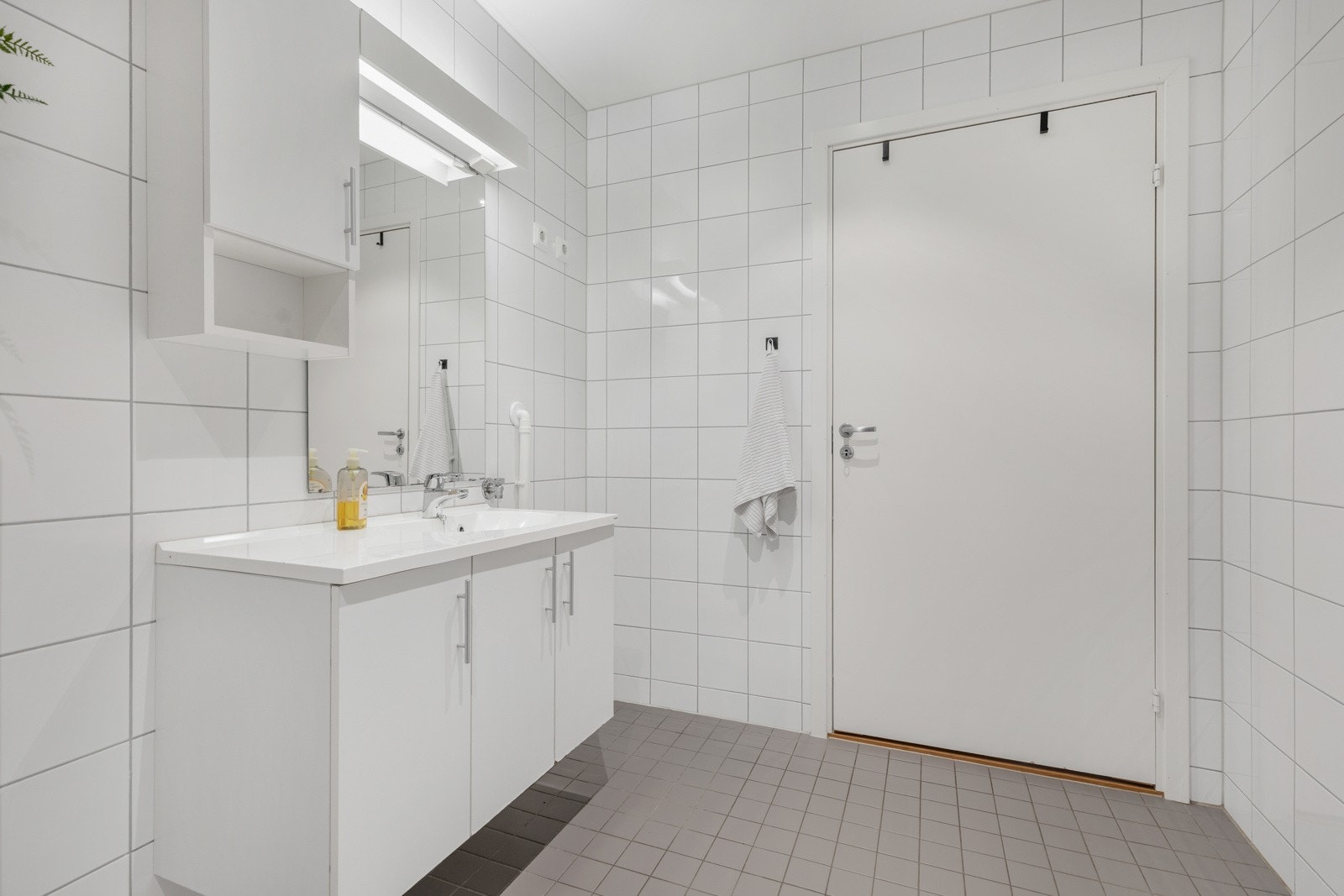 Badet er flislagt med varmekabler i gulvet. Galleribilde