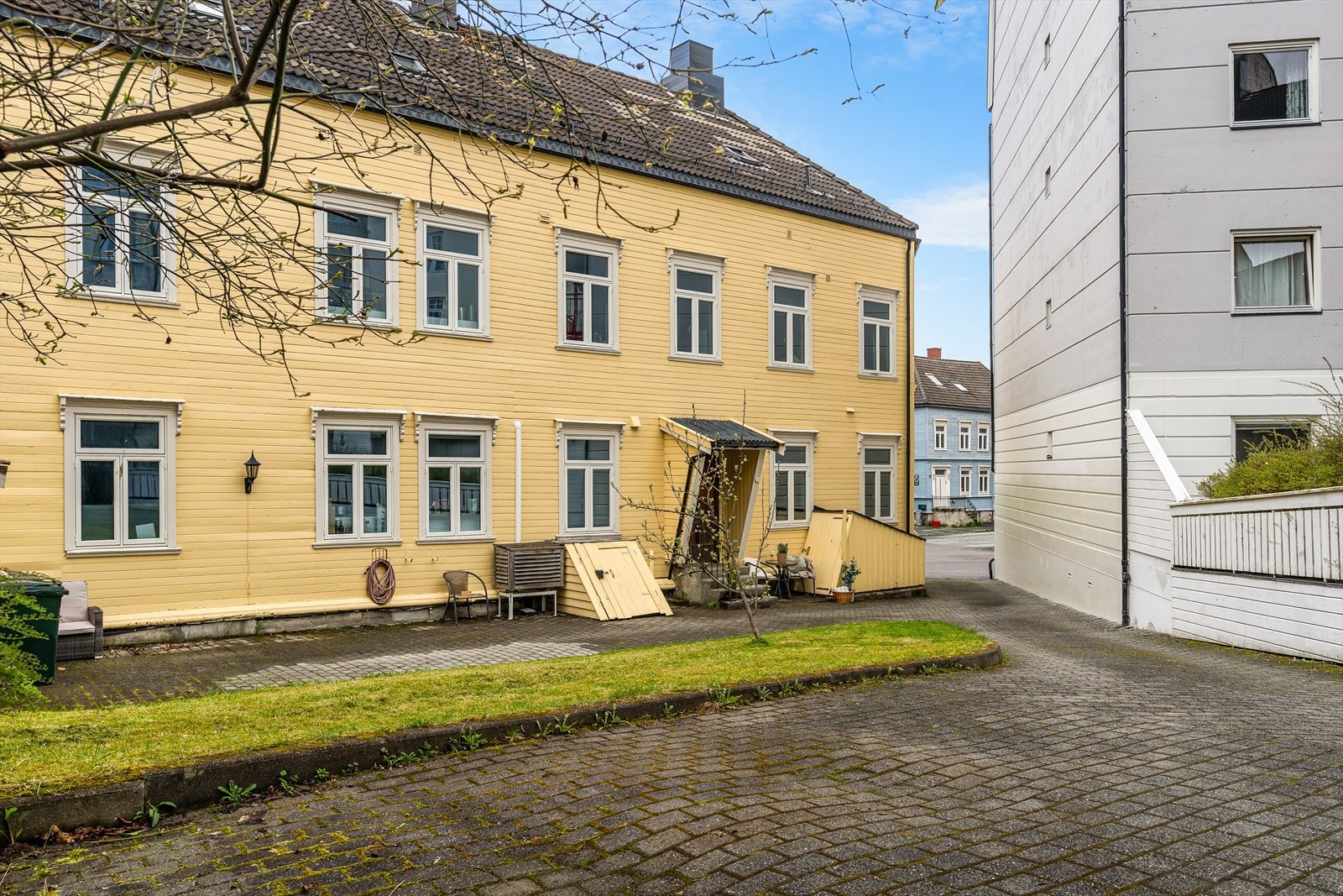 Leiligheten er del av et veletablert borettslag som ble renovert i 2012. Det er også gjort div. brannsikringstiltak i kjeller, samt installert ny branndør i 2022. Galleribilde