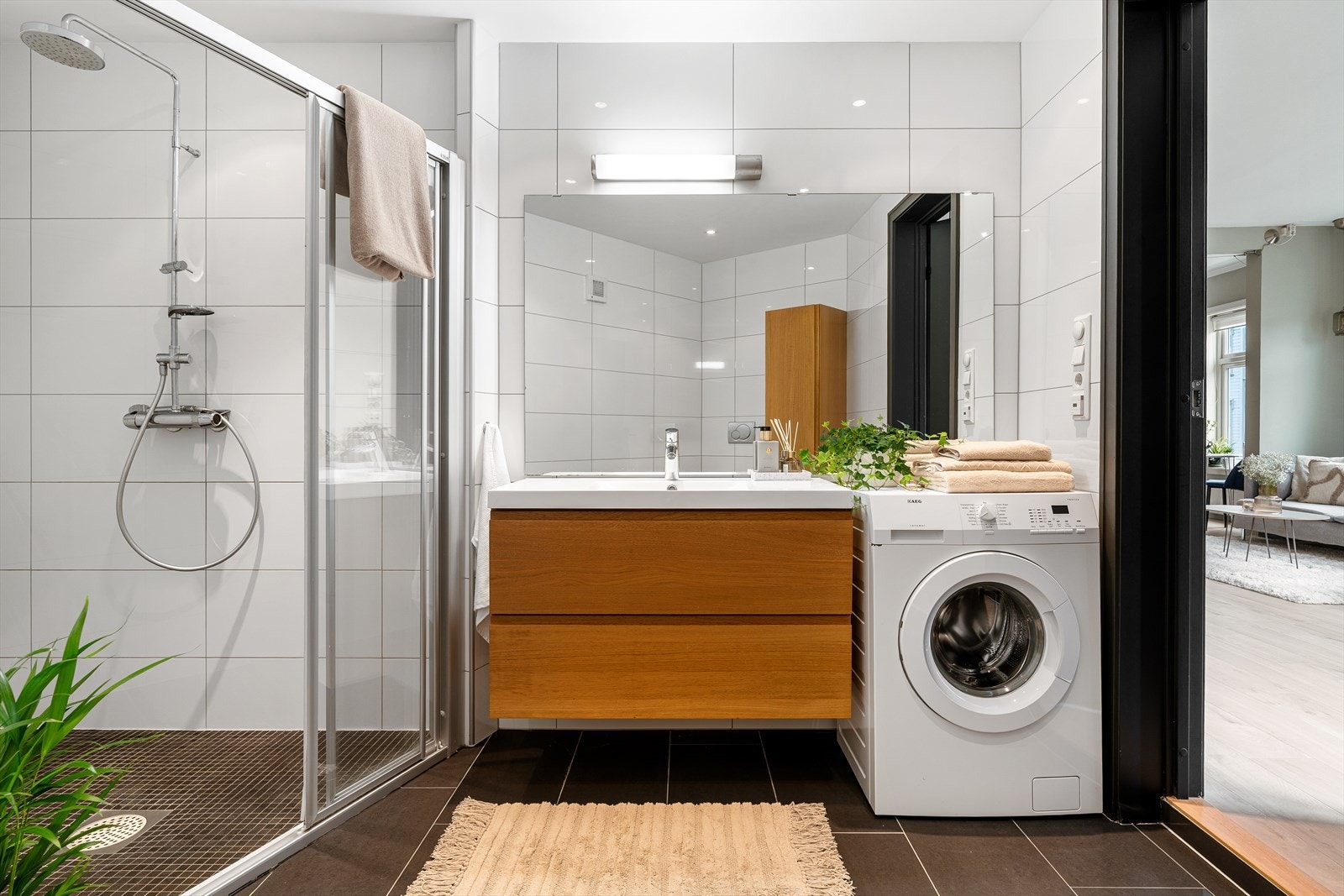 Rålekkert og flislagt bad på hele 6,8m². Badet holder et tidløst preg og har bl.a. opplegg til vaskemaskin og varmekabler i gulv. Galleribilde