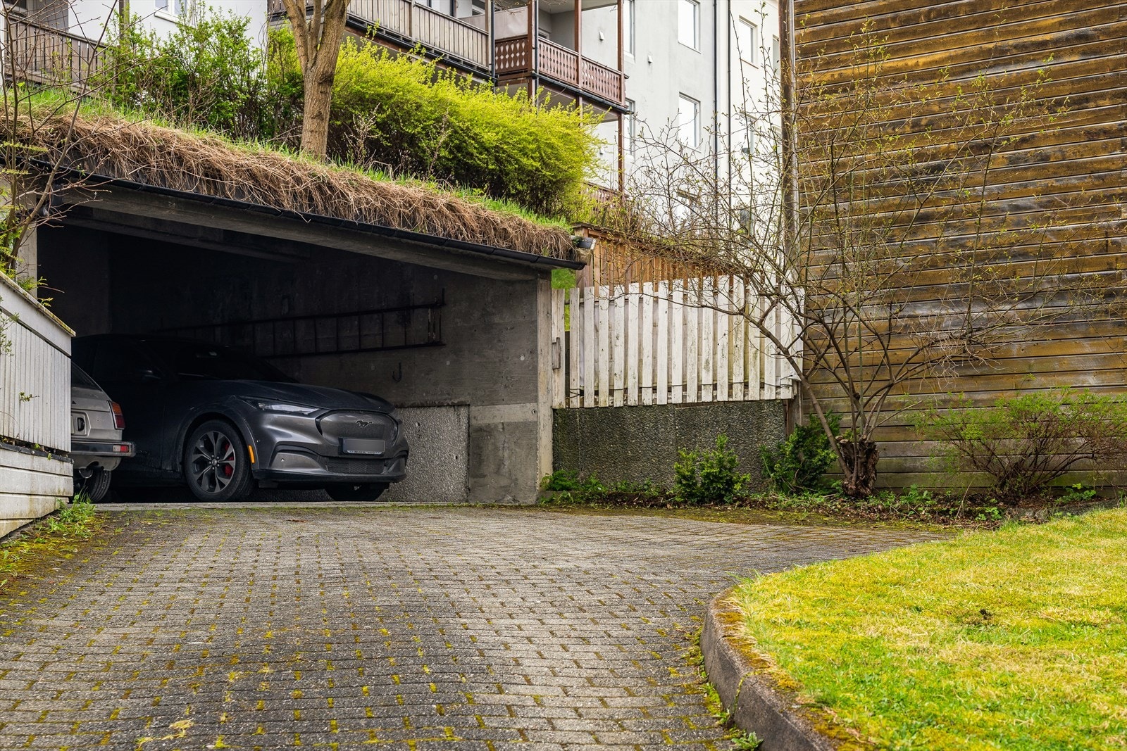 Borettslaget disponerer 3 faste parkeringsplasser samt en gjesteparkering. Disse fordeles på etterspørsel og ansiennitet. Per nå er kun 1 av parkeringsplassene i bruk iflg. selger. Galleribilde