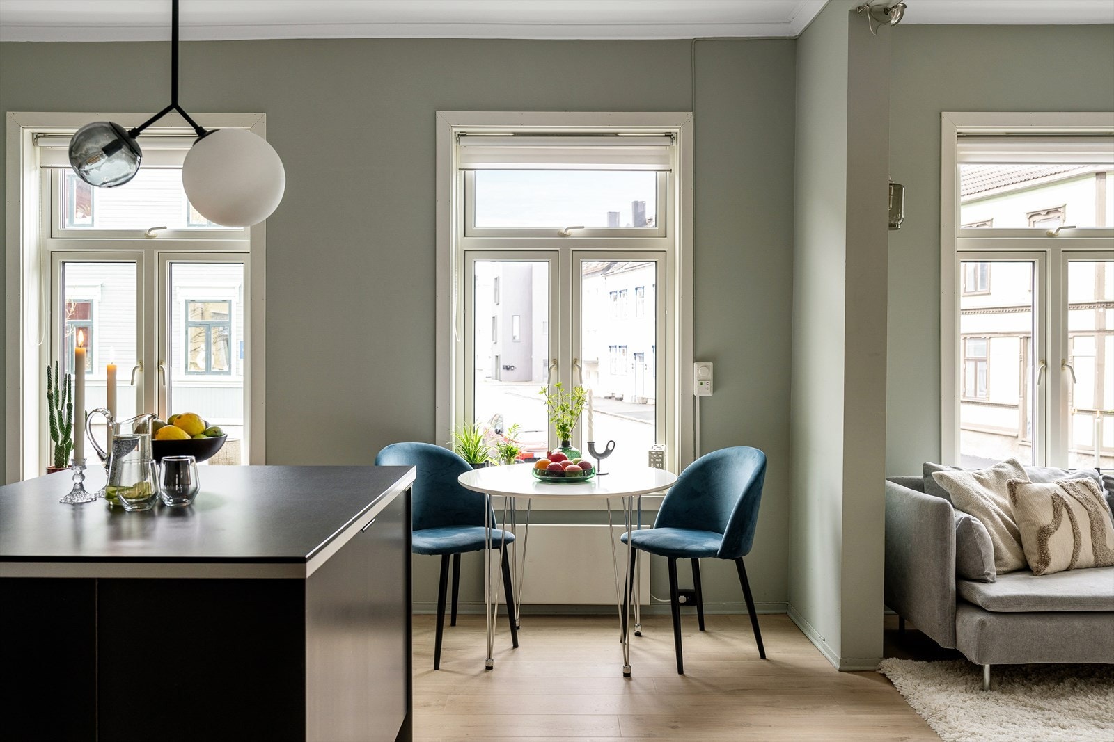 De store vindusflatene gir oppholdssonen et gjennomlyst og luftig preg. Vinduene ble byttet ifbm. renovering av bygård i 2012. Det er montert innsynsfolie på vinduene som demper innsynet til leiligheten. Galleribilde
