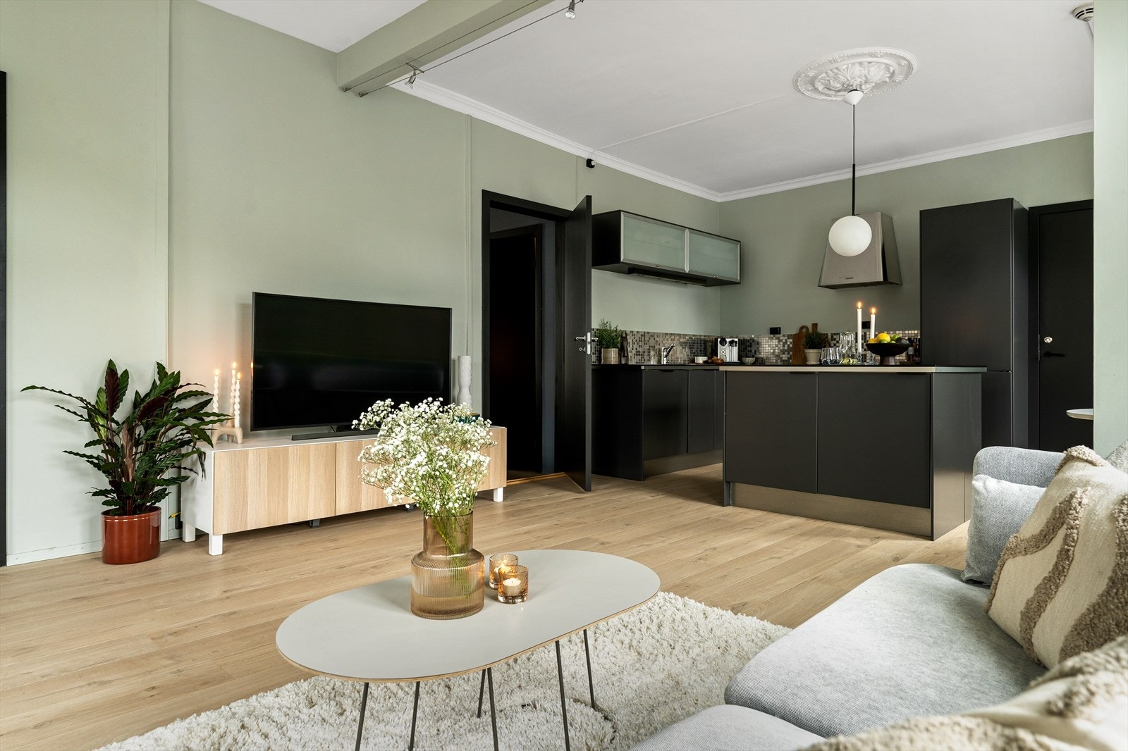 Stue / kjøkkensonen er på hele 35m² og har rikelig med møbleringsplass. Galleribilde