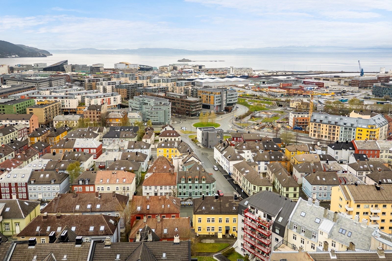 Leiligheten ligger gunstig til i et roligere strøk på Møllenberg. Her har man enkel adkomst til gateplan fra høy 1.etasje. Innen gangavstand har man flere studiesteder, shopping- og uteliv samt Trondheim Sentrum. Galleribilde