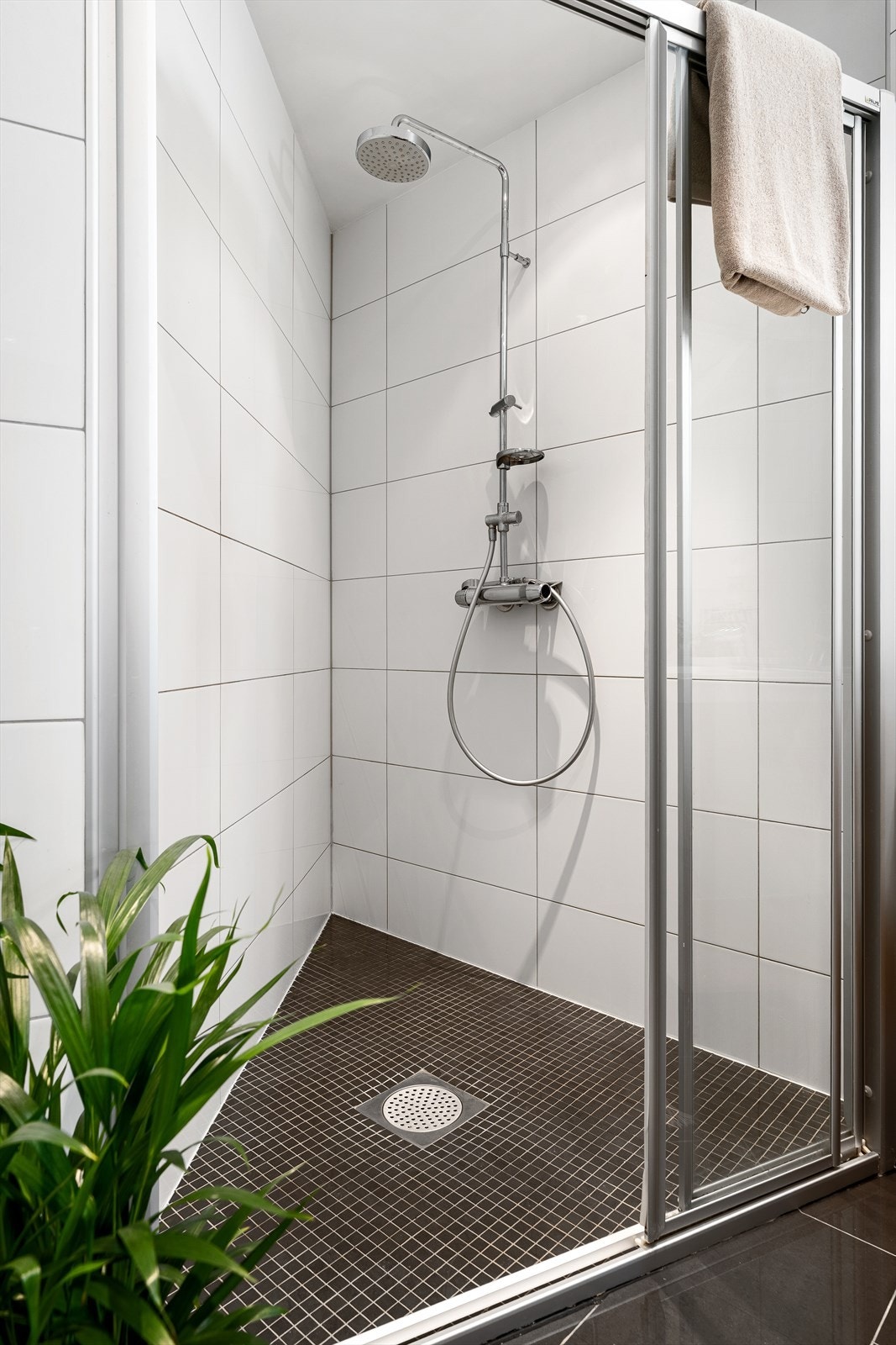 Herlig dusjsone med god plass og armatur med rainshower. Galleribilde