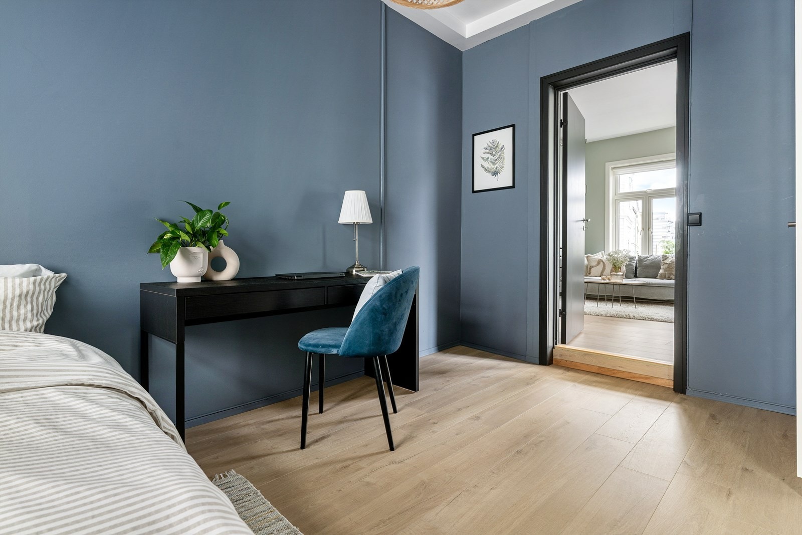 Begge soverom ligger vendt mot rolig bakgård på borettslagets tomt. Lekker standard med duse fargevalg og robuste materialer. Galleribilde