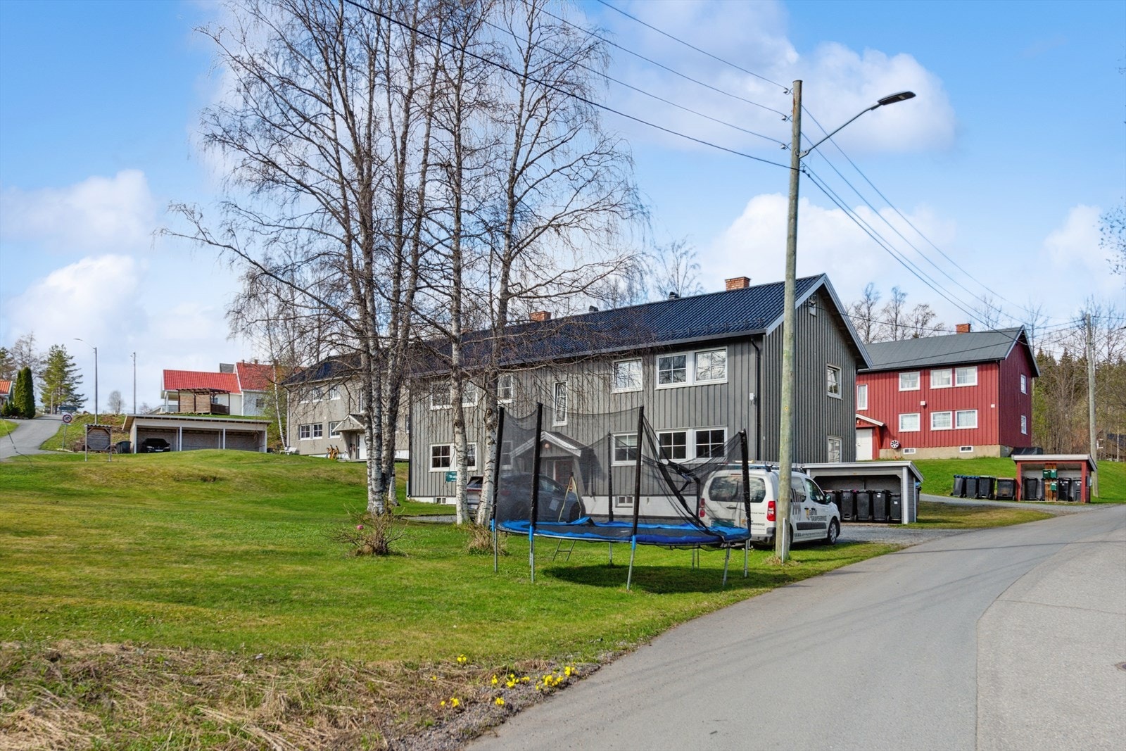Romslig tomt med plass for leking eller avslapning i solen. Galleribilde