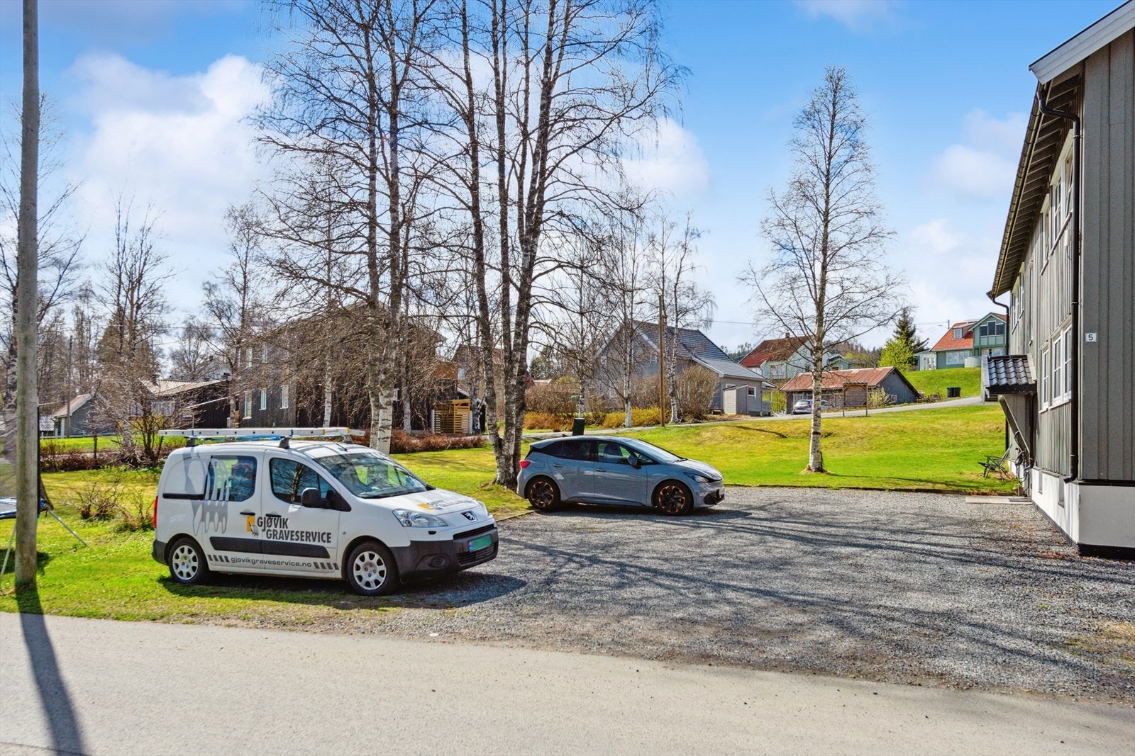 Parkeringsplass foran bygget. Galleribilde