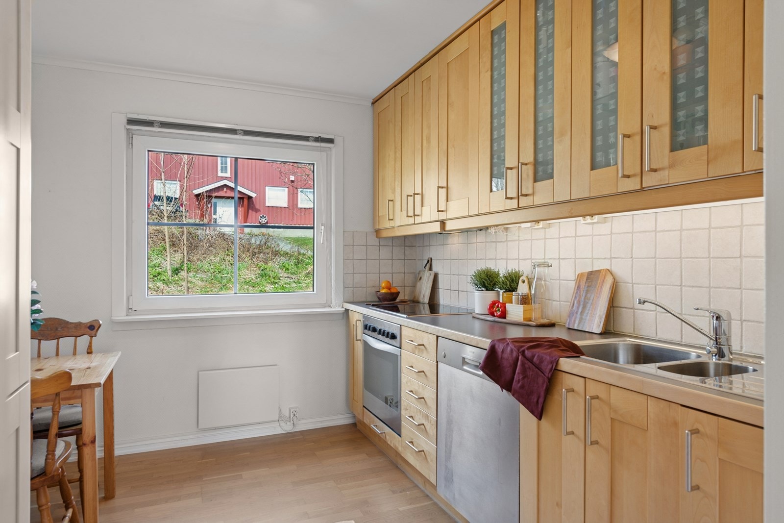 Kjøkkenet er fra 2008 og har innredning i helttre. Galleribilde