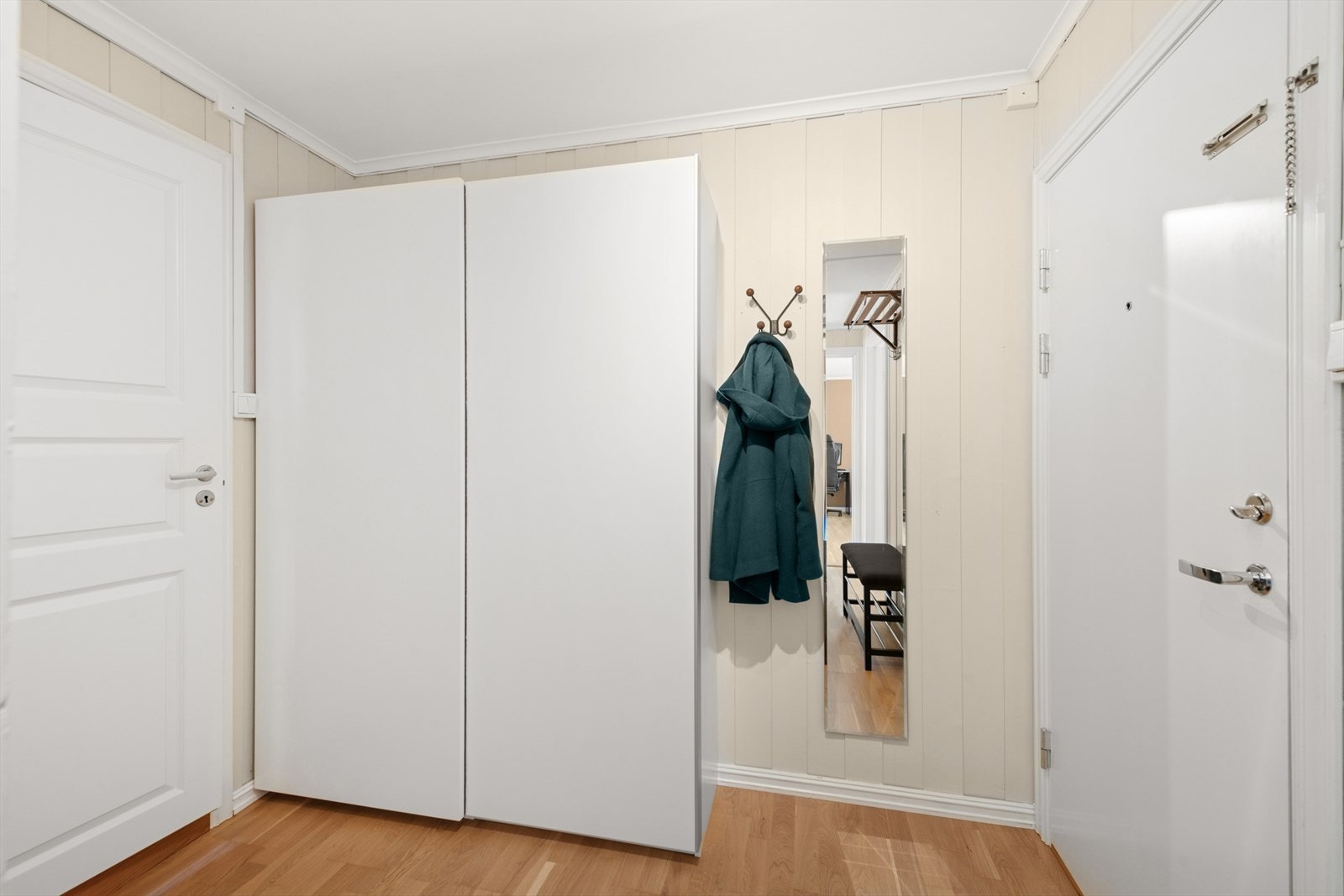Entréen er lys og romslig med oppbevaringsplass. Galleribilde