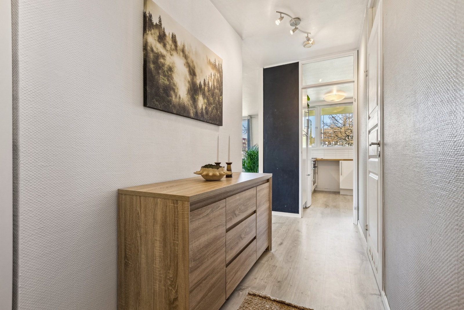 Lys og fin entré med plass til oppbevaring og møblement. Galleribilde