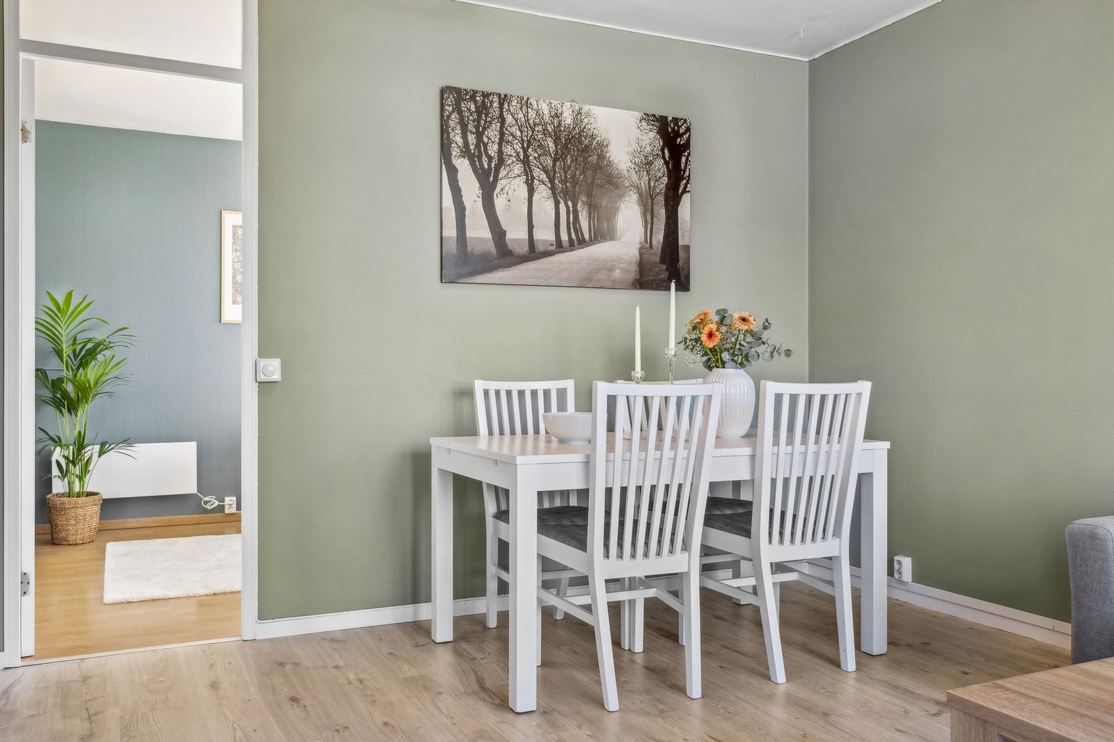 Stuen har en sosial planløsning som skaper naturlig plass til en større spisegruppe. Galleribilde