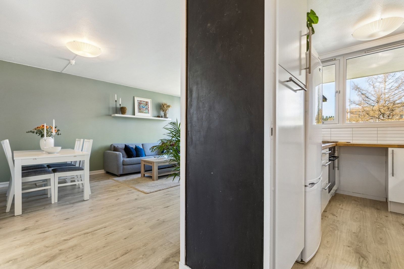 Kjøkkenet ligger delvis tilbaketrukket fra stuen. Galleribilde