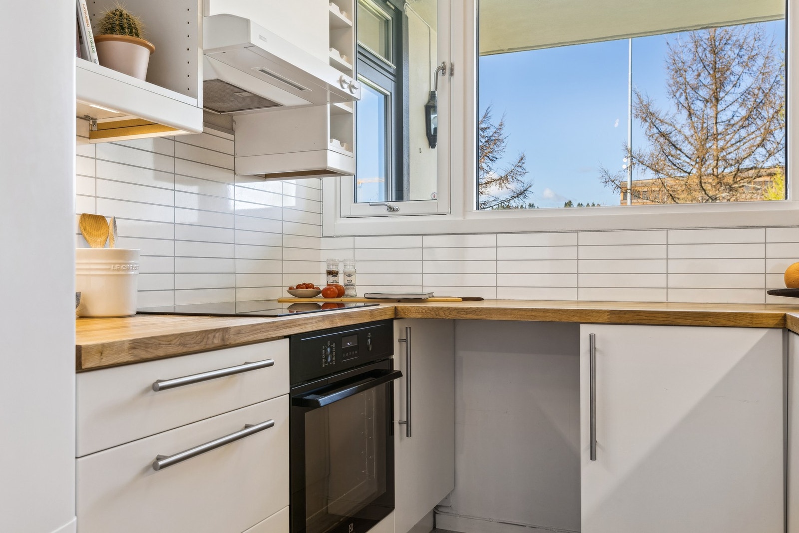 Fra kjøkkenet har du vindu med utsikt mot fellesareal. Galleribilde