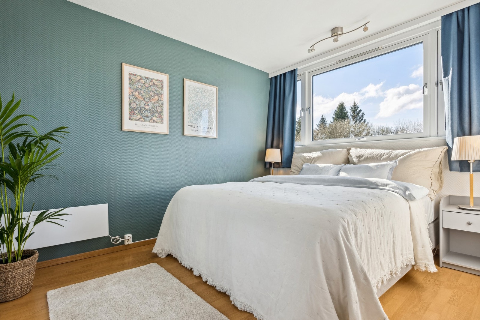 Stort og lyst soverom, med plass til både seng og garderobeløsning. Galleribilde