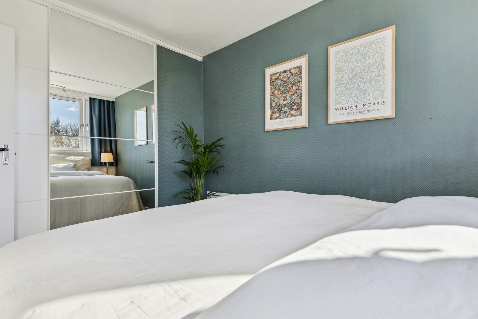 Det er gode oppbevaringsmuligheter med innebygde skap. Galleribilde