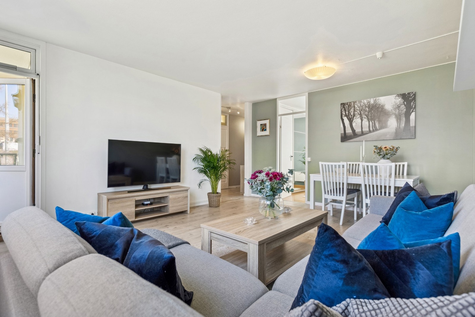 Det er god plass til sofa med tilhørende møblement. Galleribilde