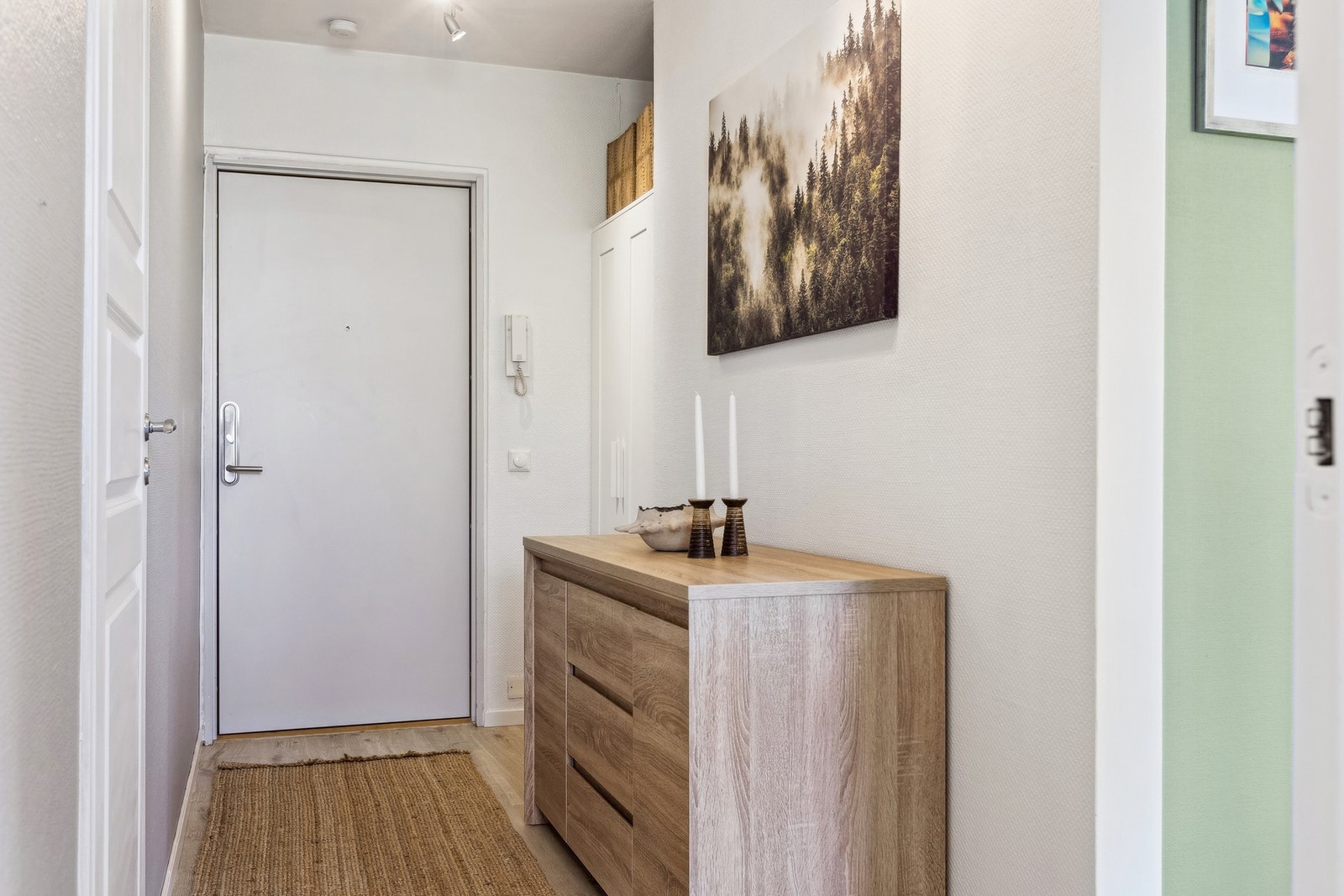 Gulvflater belagt med laminat. Leiligheten disponerer tre boder - to i kjeller og én bod i oppgangen i samme etasje. Galleribilde