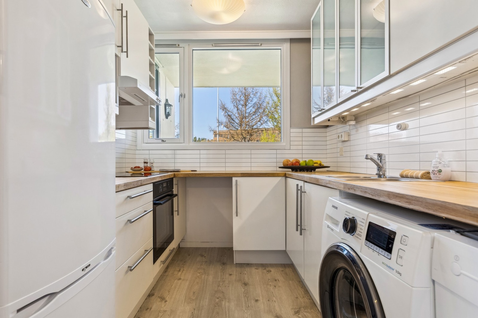 Integrert stekeovn og platetopp (fra 2024) og ventilator i overskap (fra 2025). Galleribilde