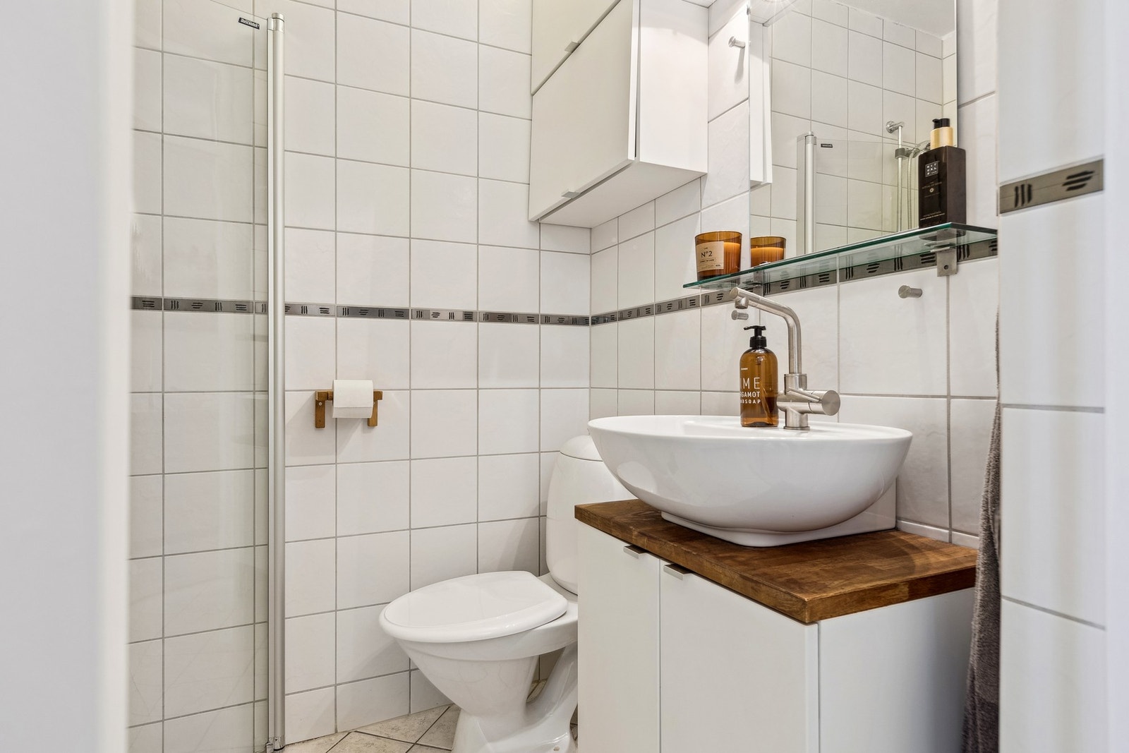 Badet ligger i tilknytning til entréen. Galleribilde