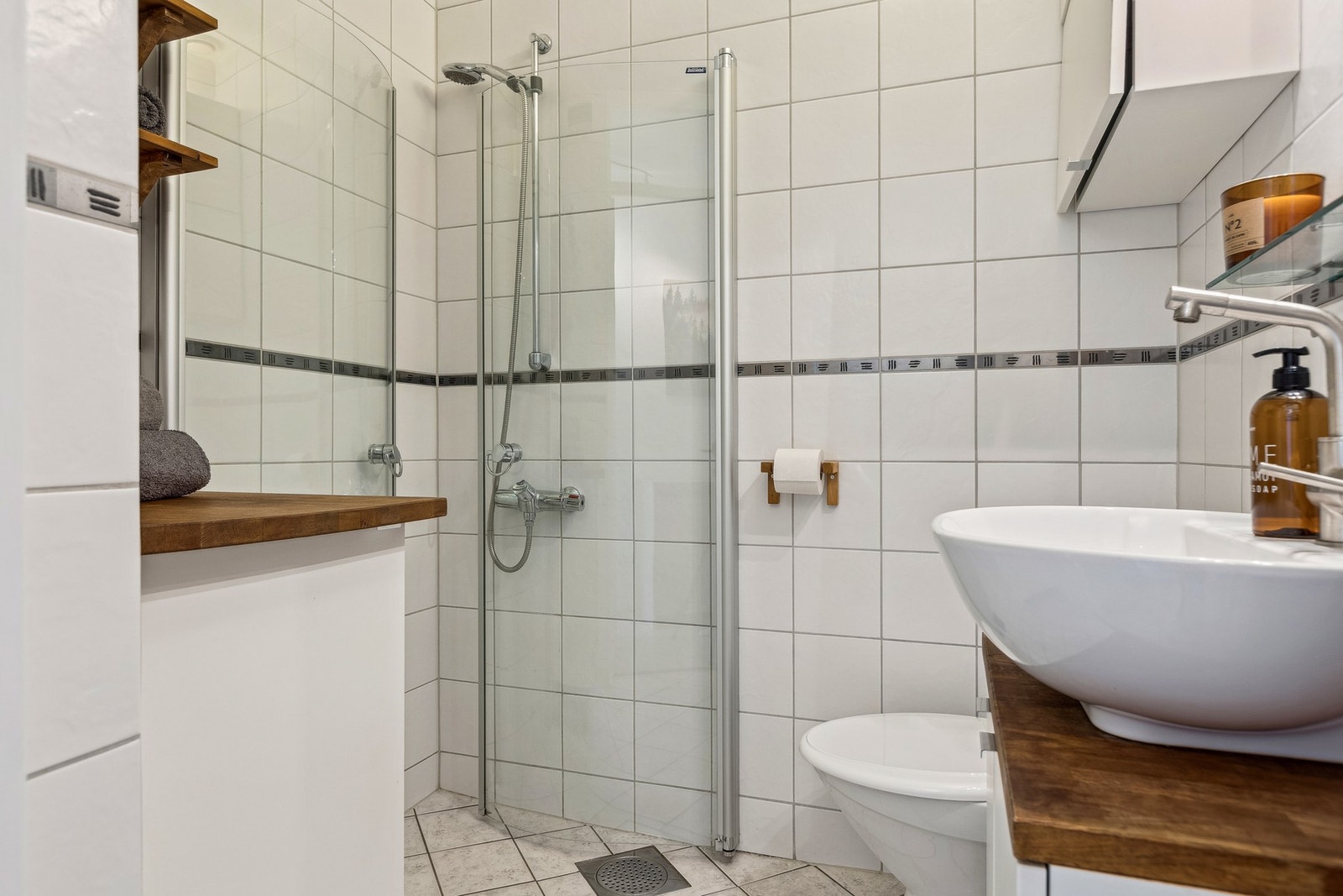 Baderom oppgradert i 2005 (ifølge tidligere takstrapport). Galleribilde