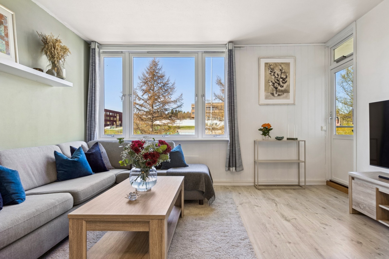 Stuen oppleves som lys og luftig. Store vindusflater gir godt med naturlig lysinnslipp. Galleribilde