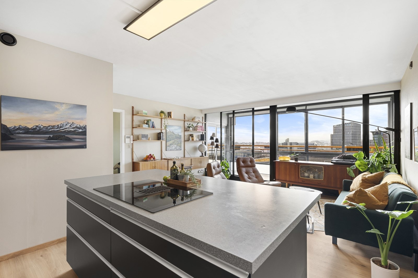 - Også fra kjøkkenet kan man nyte utsikten - Galleribilde