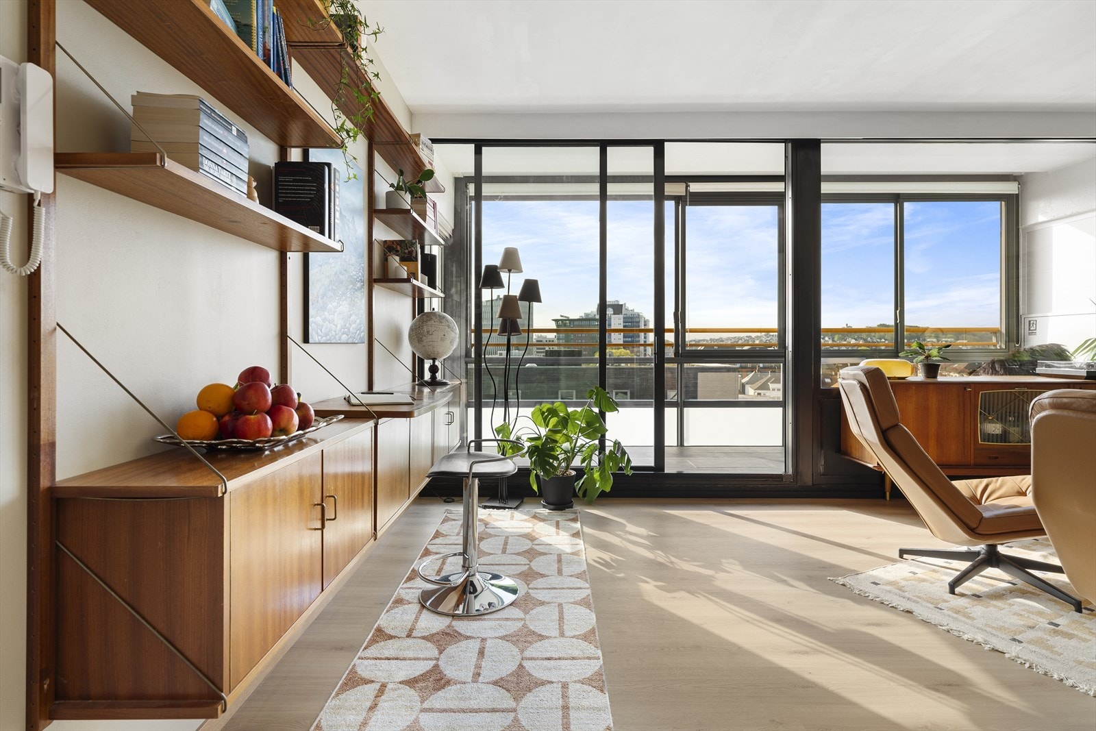 - Det er store vindusflater som slipper inn mye naturlig lys - Galleribilde