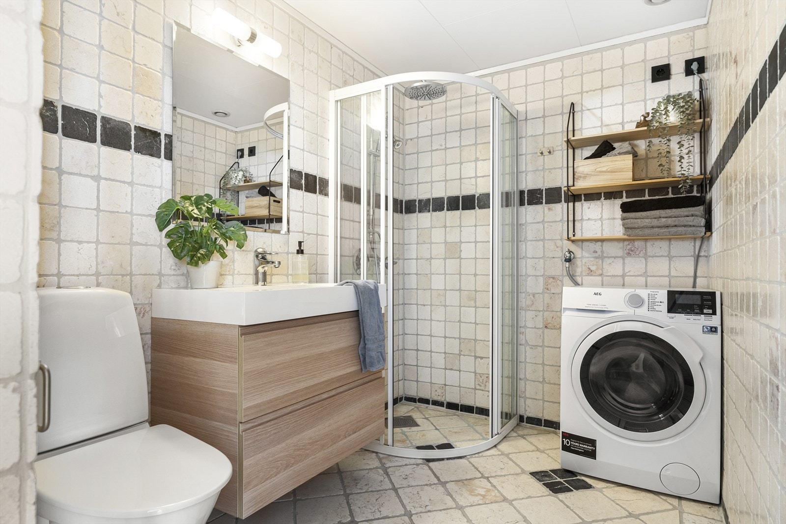 - Badet er helfliset i sandfargede fliser og fikk nytt møblement, servant og dusjarmatur i 2024 - Galleribilde