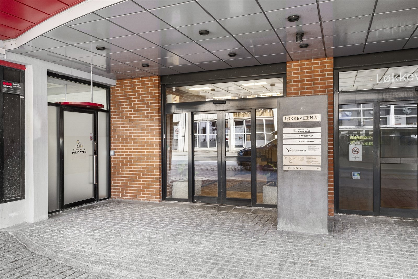 - Inngangsparti med porttelefon, samt parkering og bod i underetasjen - Galleribilde