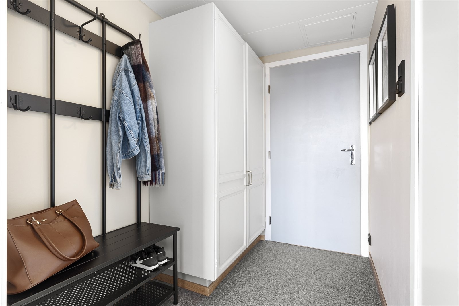 - Romslig entré med garderobeskap og god plass til oppheng av yttertøy og sko - Galleribilde