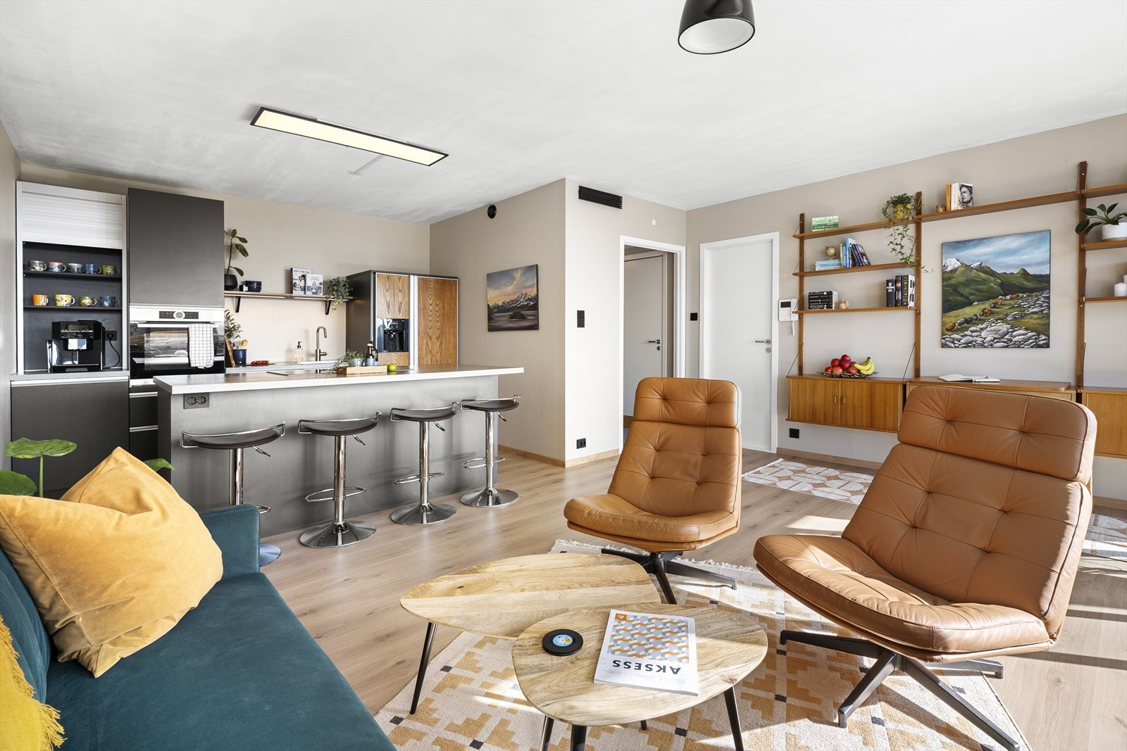 - Det er installert kjøkkenøy med barløsning for en plassbesparende spiseplass og ekstra oppbevaringsplass - Galleribilde