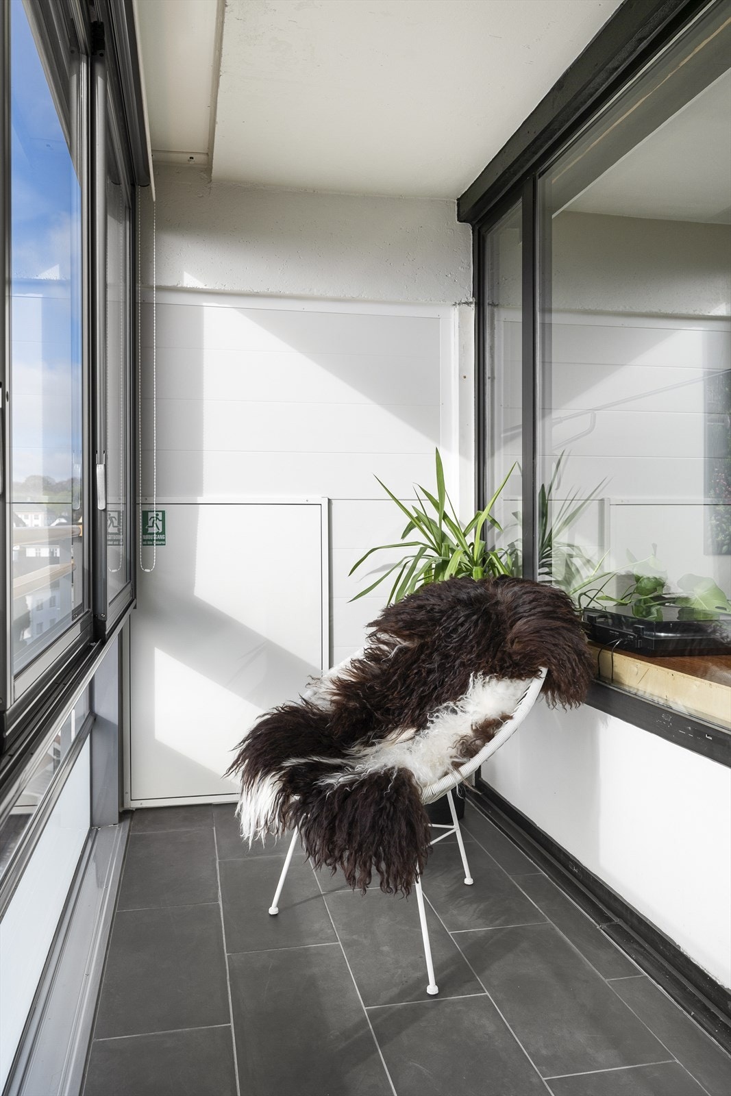 - Balkongen er innglassert og måler 8 kvm - Galleribilde