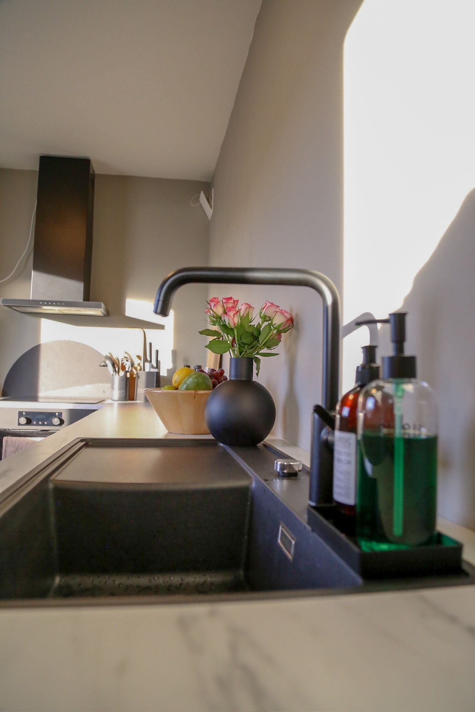 Underlimt vask i benkeplate. Galleribilde