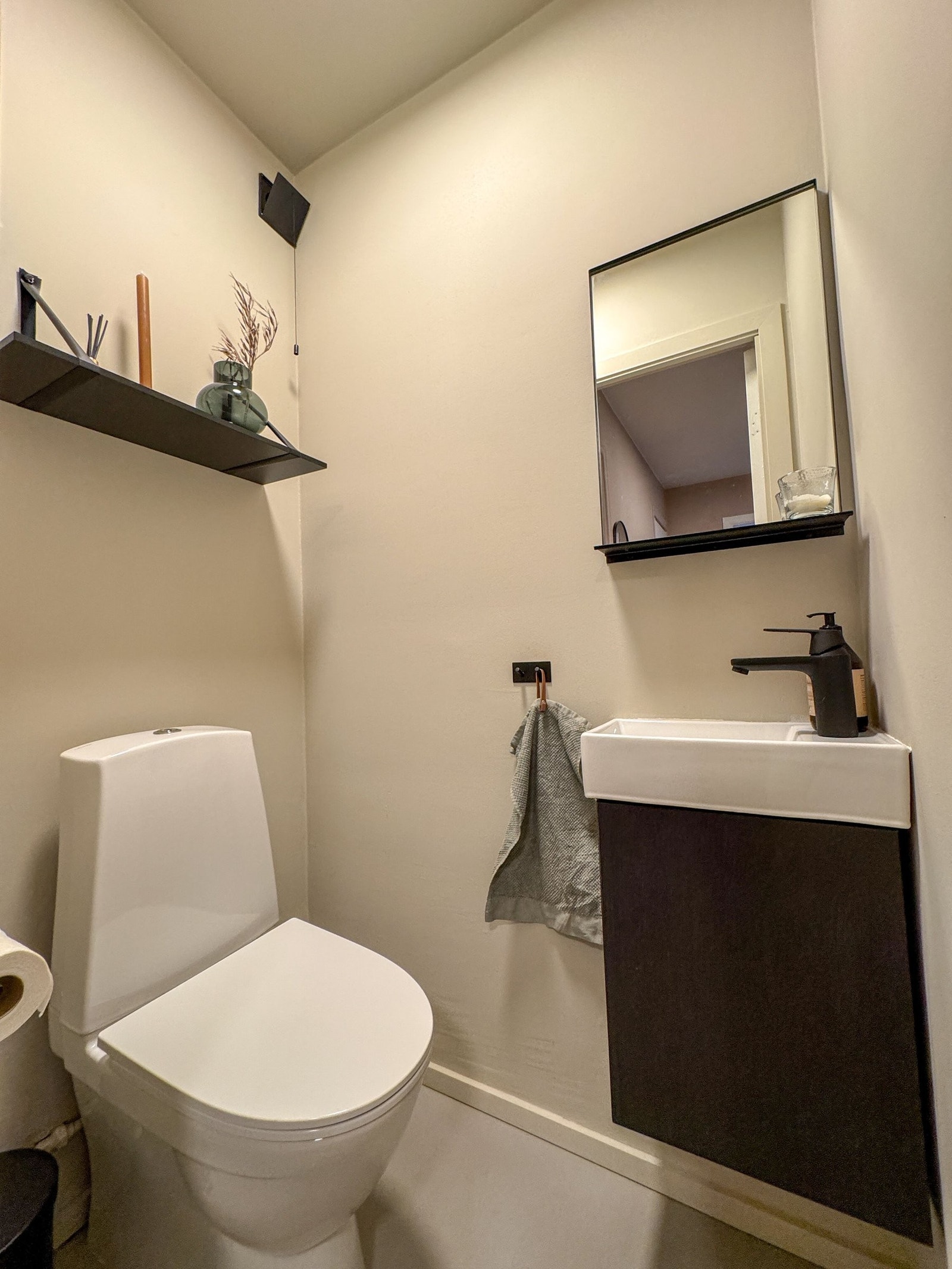 Toalettrom med ny servant og WC Galleribilde