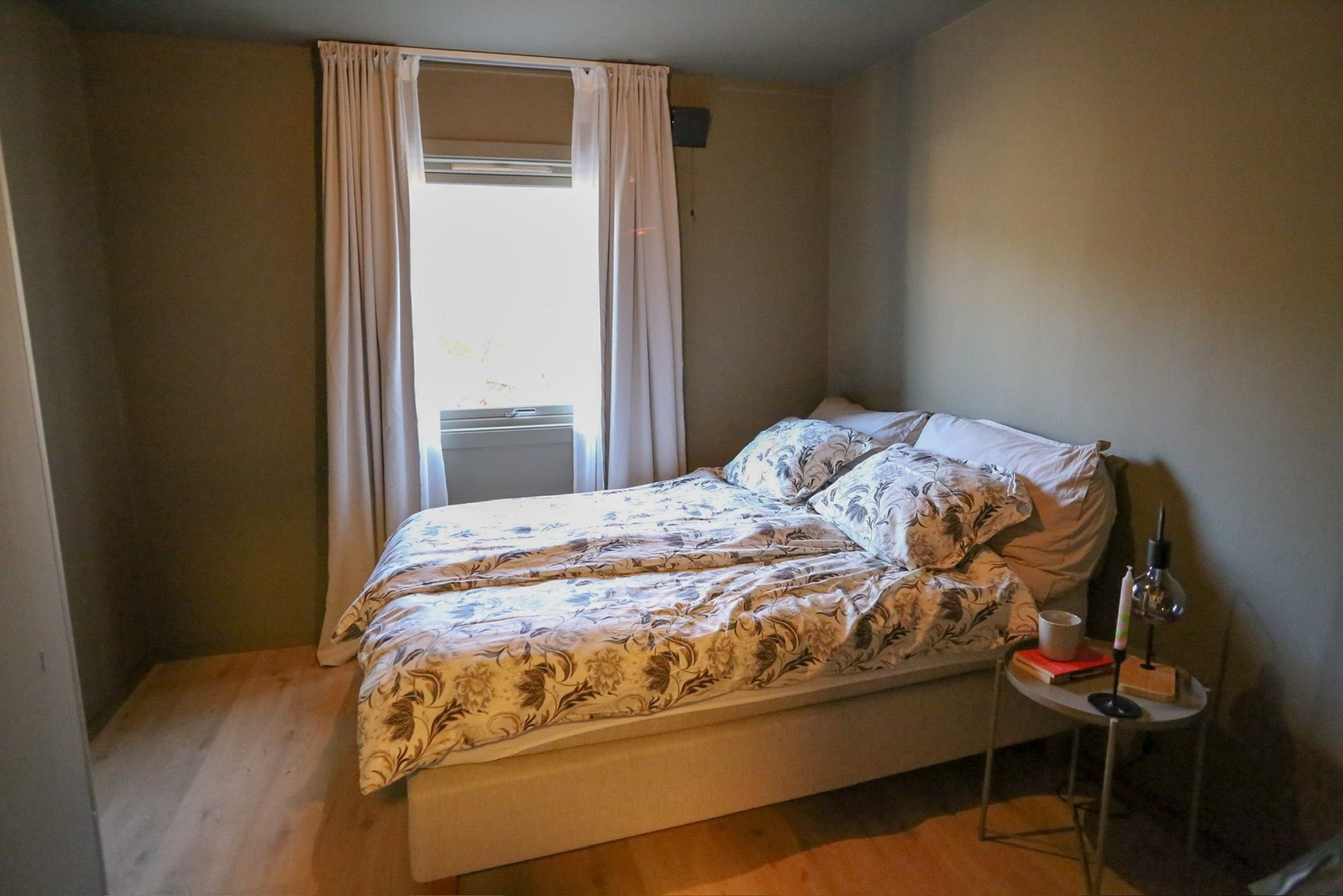 Soverom 2. Original garderobeløsning med gode oppbevaringsmuligheter. Galleribilde