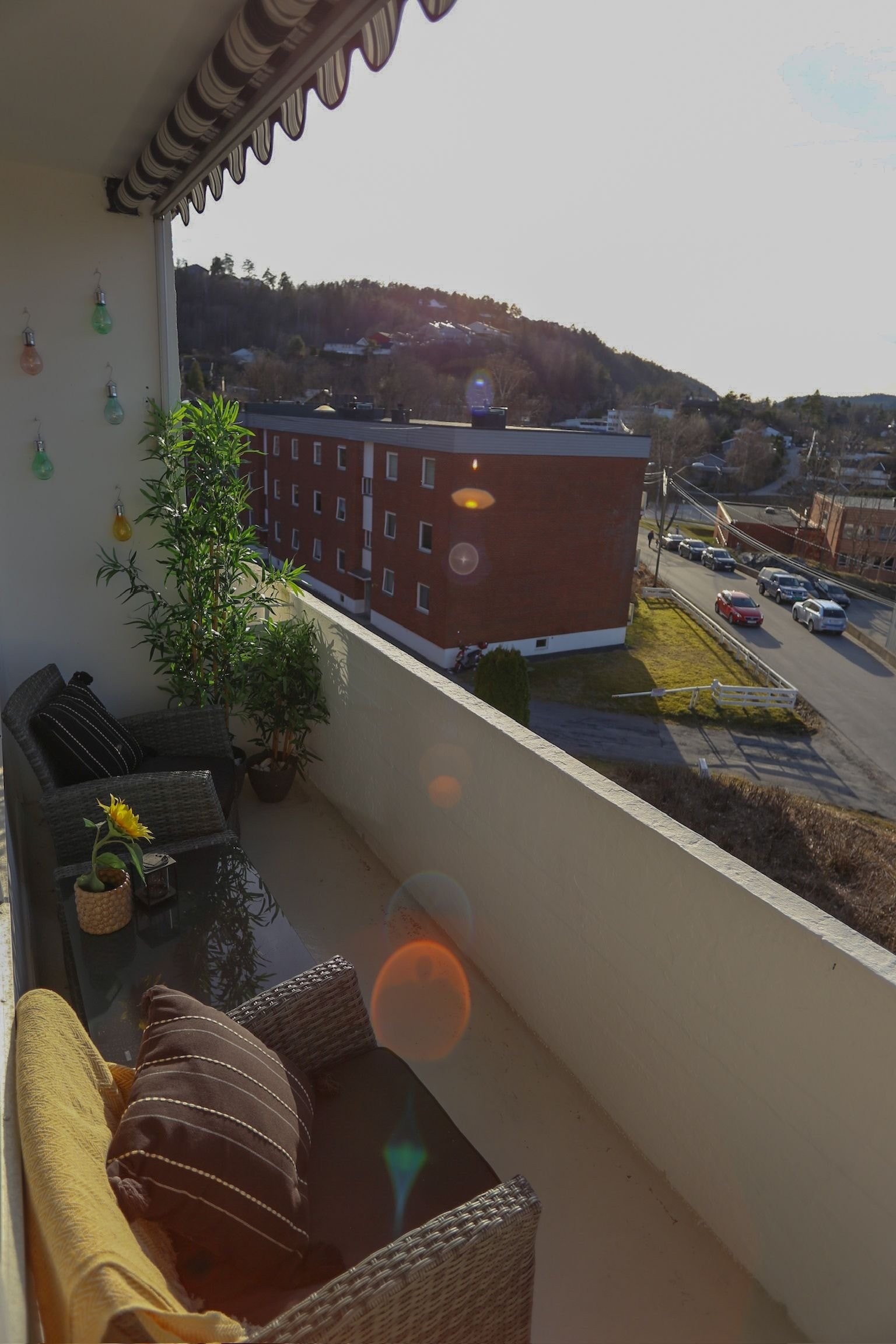 Balkong med sen kveldssol. Galleribilde