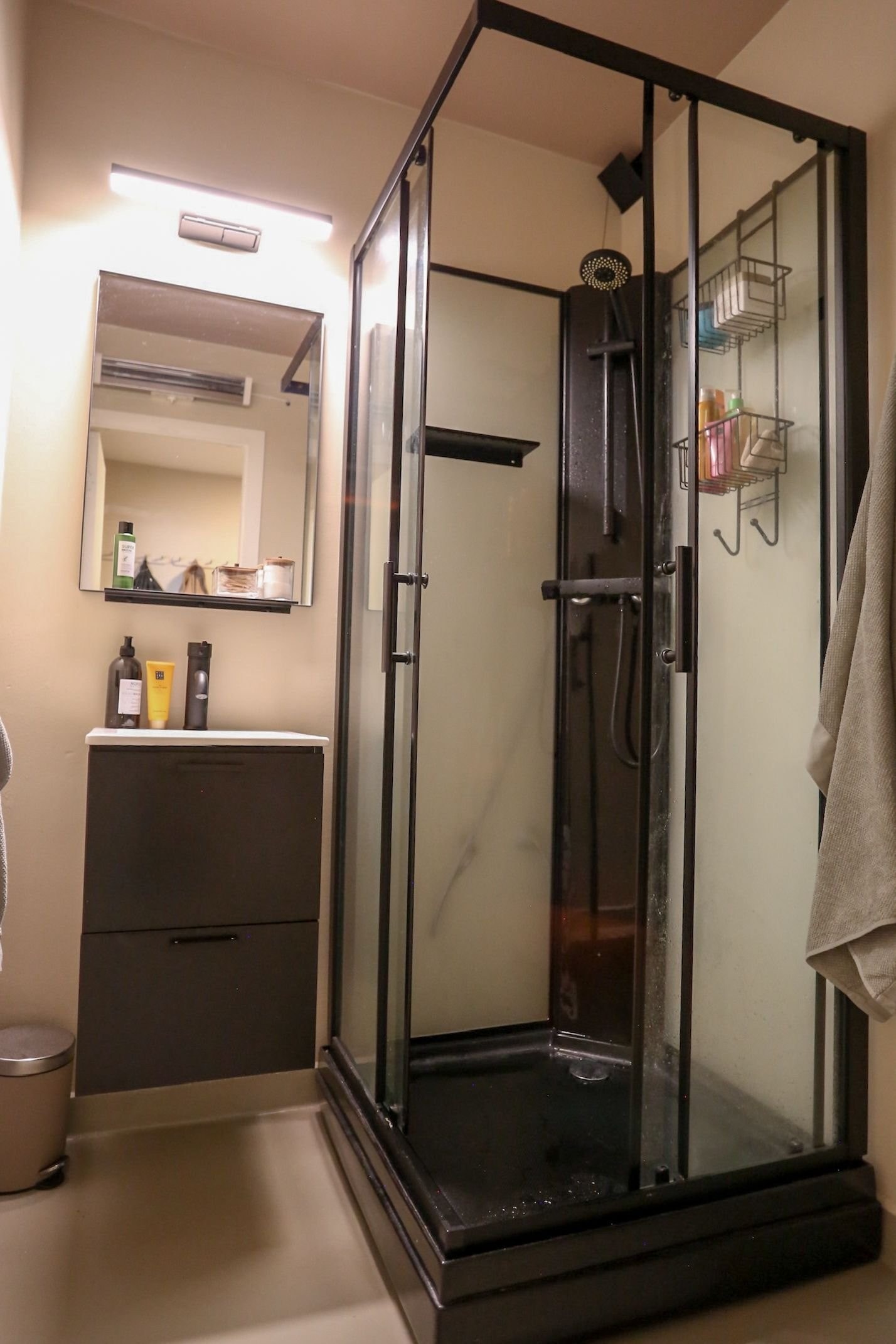 Bad med servant og dusjkabinett nytt i 2023 Galleribilde