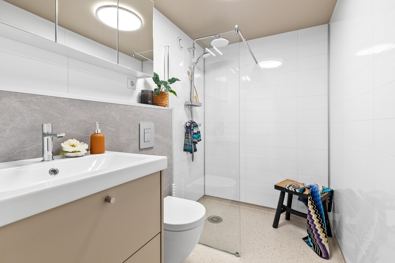 Bad fra byggeår med overflateoppgraderinger utført i 2025 Galleribilde