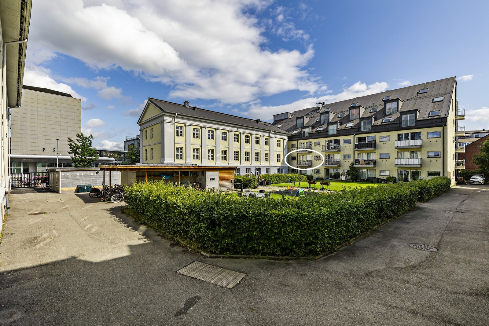 Leiligheten ligger i byggets 2. etasje Galleribilde